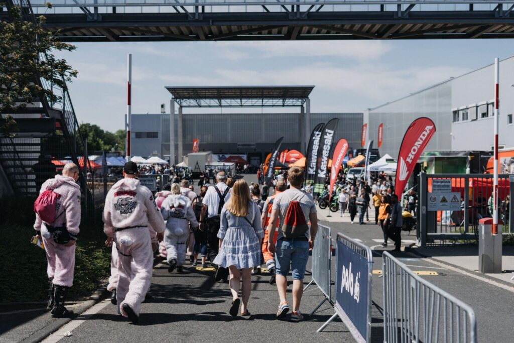 Menschen welche zum Eingang des Biker Events gehen.