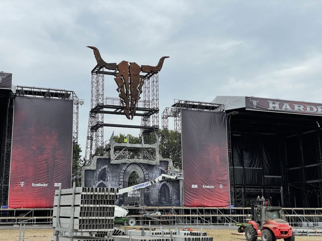 Bild von Wacken Open Air Festival Bühne bei Tag mit dem Logo des Wacken Open Air Festivals.